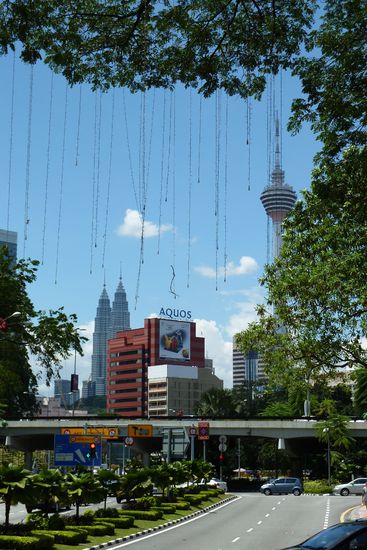 Blick auf die Petronas-Towers und den KL_Tower, rechts davon. Da oben gings nämlich auch noch rauf