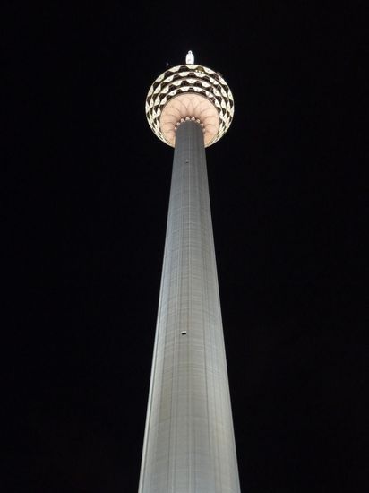 Und der KL-Tower mit nächtlicher Beleuchtung.
Danach gings noch zum Dinnieren ins geschäftige Little India und dann ab ins Hostel - Packen! Denn morgen gehts weiter mit dem Bus nach Cherating - ein verschlafenes Dorf an der Ostküste. Laut unserem Lonely Planet wimmelt es hier statt von Menschen, nur von Affen und Waranen (..und Kakerlaken).