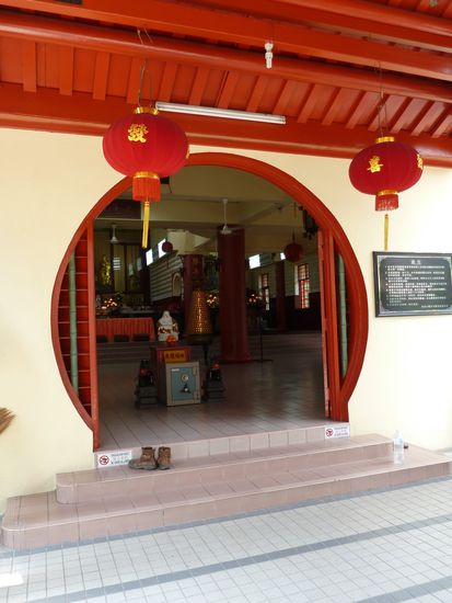 im chinesischen Tempel - Schuhe aus!!!