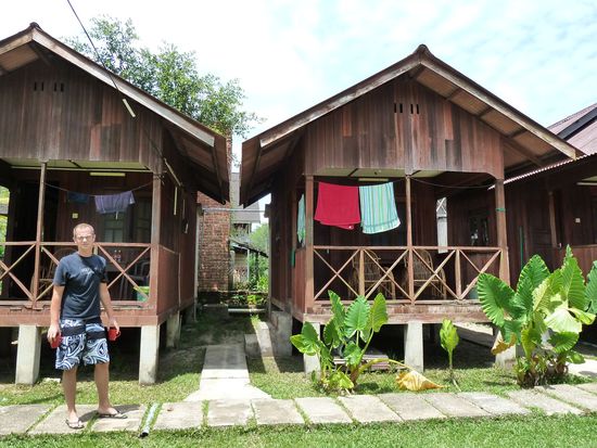 Unser Chalet für 3 Tage. Wenn es nicht schon in der ersten Nacht 7 Kakerlaken gegeben hätte, die dank Alex' Wanderschuhen nicht lange lebten, wärs die perfekte Bleibe gewesen. Aber immerhin mit schöner Verande plus Rattanstühlen.