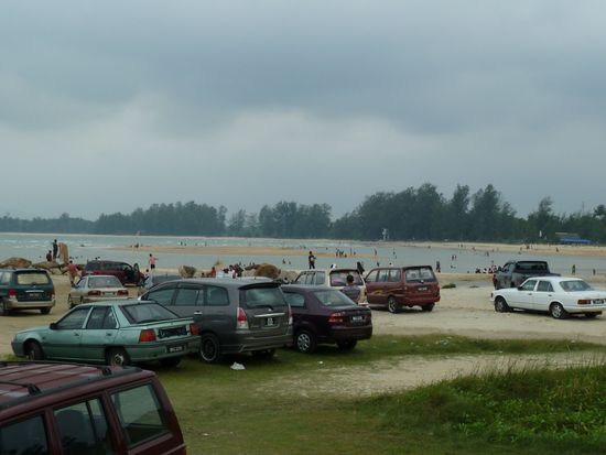 Bambule  am Strand von Cherating. Es sind die letzten Tage der malayischen Schulferien und hier deutlich spürbar. Leider konnten wir nicht mitplanschen. Da der Islam an der Ostküste stark dominiert, ist es nicht empfehlenswert in Bikini oder Badehose ins Wasser zu gehen. Wenn, dann nur ganzkörperverhüllt....
