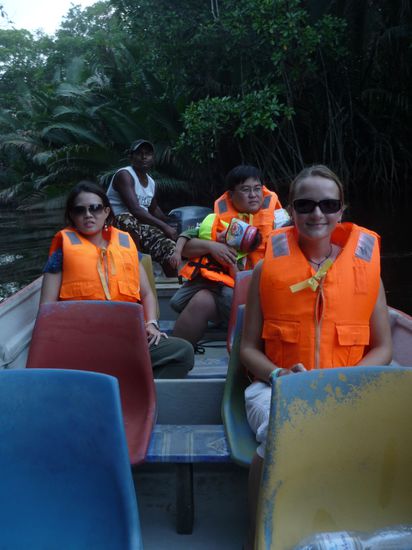 Da wir außer essen und lesen kaum weiter was schafften, machten wir an Tag 3 eine Flussfahrt.