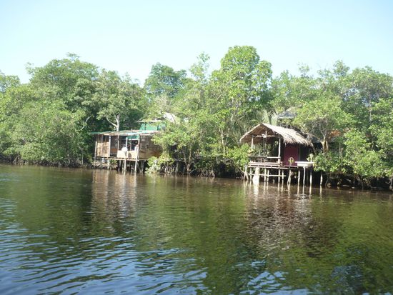 Vom Wasser aus bekommt man einen schönen Blick auf die landestypische Architektur
