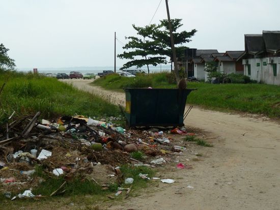 In unserem LP (Lonely Planet) steht, Cherating sei ein Ort mit einem ganz besonderen Charme, den es zu entdecken gilt. Leider war dies nicht der einzige Müllberg, der uns das Entdecken erschwerte.. 
Gut, dass man per Foto keine Gerüche übertragen kann...