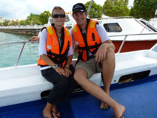 Wir freuten uns riiiiiesig auf die Insel, ddenn wir erhofften uns endlich mal wieder in typischer Badebekleidung ins Wasser zu hüpfen und uns in der Sonne aalen zu können. Anfangs waren wir etwas besorgt, dass das nicht ganz so klappen würde. Denn dieses Foto wurde von einem frisch verheiratetem Pärchen aufgenommen, dass für 3 Tage Honeymoon ebenfalls auf die Insel fuhr. Die Frau war natürlich verhüllt und die Konversation fand nur zwischen den Männernn statt. Außerdem fuhren noch eine weitere einheimische Familie und ein weiteres Paar mit. Wir waren zugegebener Mßen erleichtert, dass sie ein anderes Resort gebucht hatten, dass in einer anderen Bucht lag.