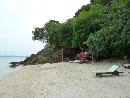 Das Restaurant und die "Chillarea" mit den Sitzsäcken versteckt sich ein wenig im Grün.