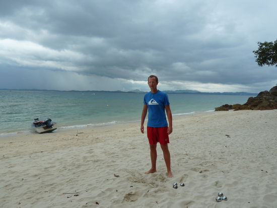 Das Wetter war meist sehr durchwachsen, aber trotz Wolkendecke bekamen wir ziemlich Sonnenbrand  
Hier Alex beim Boulespiel am letzten Abend, kurz bevor ein Thunderstorm aufzog.