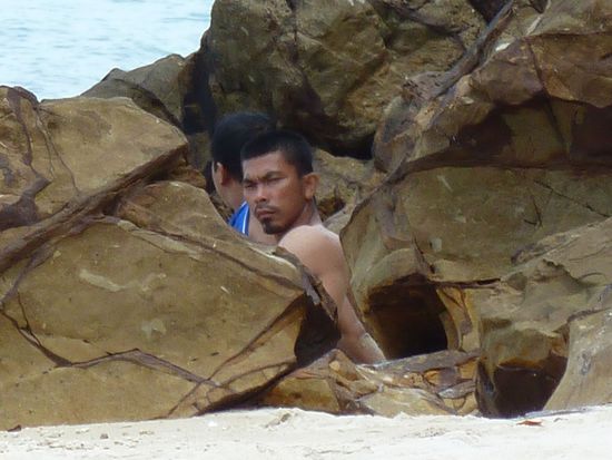 ERWISCHT!!!!
Manchmal schwammen die einheimischen männlichen Gäste aus anderen Resorts von Bucht zu Bucht und verweilten. Sie trieben dann im Wasser rum, schnorchelten und quatschten. Allerdings fühlte man sich aufgrund zahlreicher Blicke wie diesem etwas beobachtet.