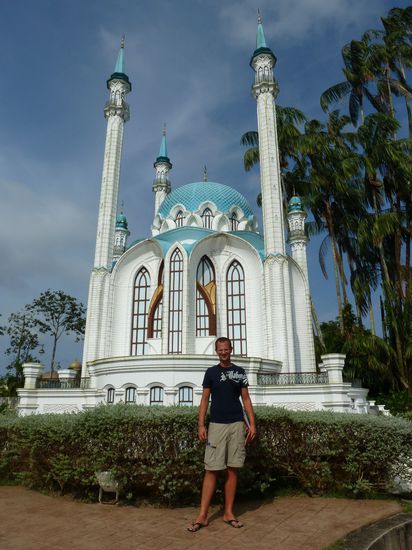 der Bus brachte uns zu einem Moschee-Miniatur-Park. Hier gabs alle Arten von muslimischen Gotteshäusern aus aller Welt zu sehen.
Alex ist grade in Russland.