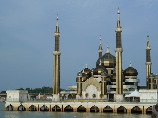 Das ist die Crystal Mosque. Mit ihrer schillernden Glasfassade besonders bei Sonnenuntergang schön anzuschauen.