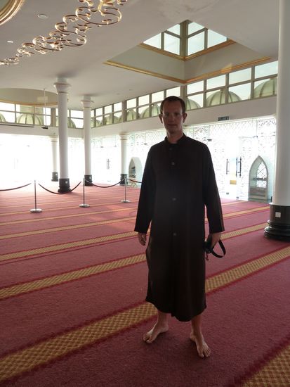 Alex macht sich gar nicht schlecht in der Kutte....