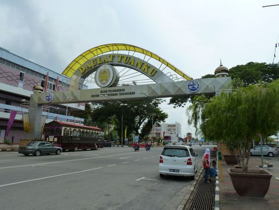 Diese Bögen stehen an jedem Stadteingang.