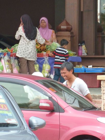 Einheimische im Alltag.