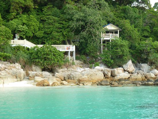Übergang zwischen zwei Buchten. Manchmal, wie hier, über Treppen, manchmal auch durch den Dschungel. Letzteres wird abgehakt á la "einmal und nie wieder!" 