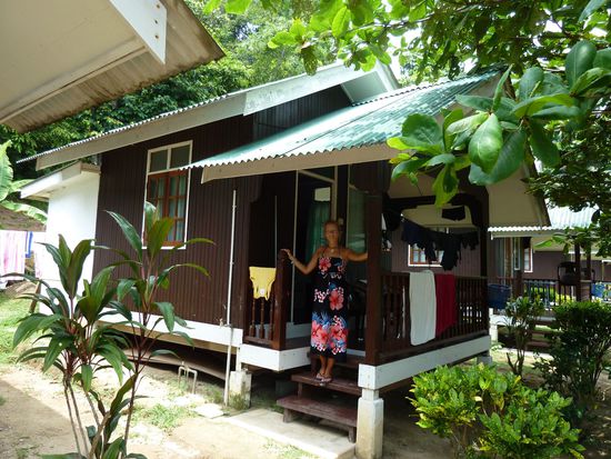 Unser Chalet im Mama's Place. Vor unserer Ankunft  waren wir ein bisschen besorgt, denn die Internetrecherche brachte nicht nur Gutes über diese Unterkunft hervor. Aber alles nonsens!! Mit idealer Lage unter einem Baum, also schattig, und nur 2 Kakerlaken in 9 Tagen, sowie recht sauberem Zimmer+Bad hatten wir einen Glücksgriff gemacht.