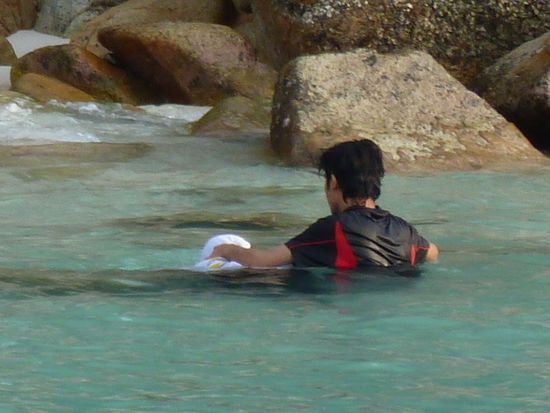 Er bringt ihr nur das Schnorcheln bei...glaub ich