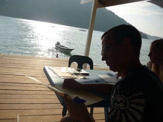 Alex meldet sich für seinen Advanced Open Water Kurs an.