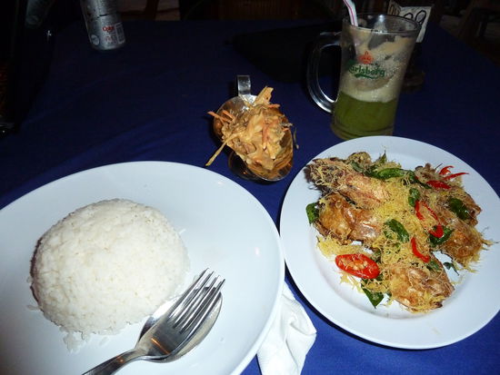 Nach dem wir in den 8 Tagen zuvor vergleichsweise spartanisch gegessen hatten, gabs am letzten abend die volle Packung mit Riesengarnelen frisch vom Grill, aber sowohl süß, als auch salzig und pikant angemacht hrrrrrr
Leider setzte kurze Zeit später Monsunregen ein, der dank kräftigem Wind bis ins Restaurant gepustet wurde. Wir waren pitschepatschenass, aber das lecker Essen hats uns nicht vermiest 
Danach gings ans packen, schließlich hatten wir uns 9 Tage in unserem Zimmer breit gemacht. War bissl komisch, denn soooo lange waren wir an keinem Ort mehr seit....lange..... Aber nur Strand und Sonne und Schnorcheln und Tauchen und Restauranthopping ist auch irgendwann langweilig. Am nächsten Morgen kam unsere Fähre um 8uhr und 5 Stunden später saßen wir auf 1500m Höhe nahe dem Dschungel in den Cameron Highlands. Hier brachte es das Thermometer auf NUR 18°C!!!! Gut, dass irgendwo in unseren Rucksäcken die Winterjacken schlummern... 