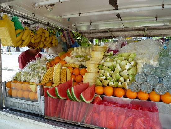 Die Obststände wieder mal der Hammer... Eine kleine Stärkung aus Ananas, Dragonfruit und Mango gab uns wieder Kraft für die weiteren 3km bei 35 Grad...