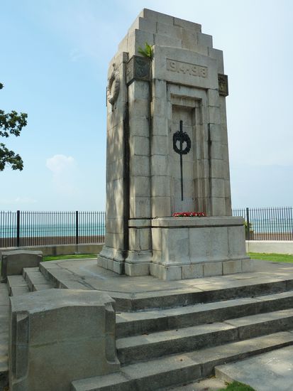 Wieder mal ein Denkmal an die Kriegsverluste der Stadtkinder...
