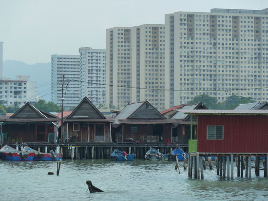 Hier das Floating Village, in dem auch heute noch traditionell die Fischerleute der Stadt wohnen (überwiegend Chinesisch). Auch schön der Kontrast zu den Neubauten, die eher an Marzahn erinnern.