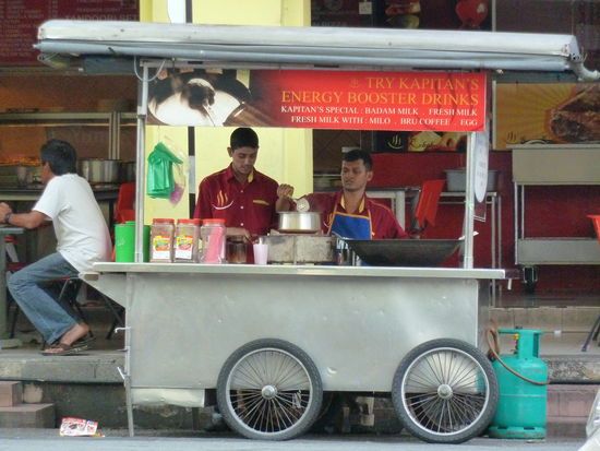 Typischer Straßenstand, wie er in jeder asiatischen Stadt zu finden ist.