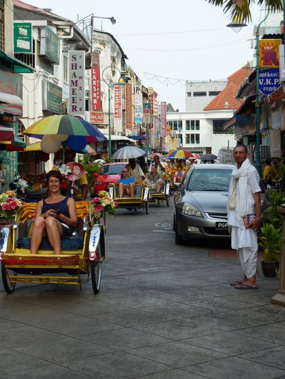 Gehört auch dazu: Rikschas. Hier in einer Kolonne vieler Touristen. Es waren glaub ich 20 in der Reihe.