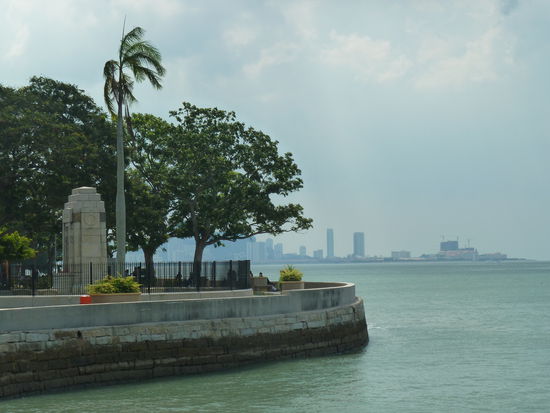Ausblick beim Obstessen von der Esplanade am Wasser...