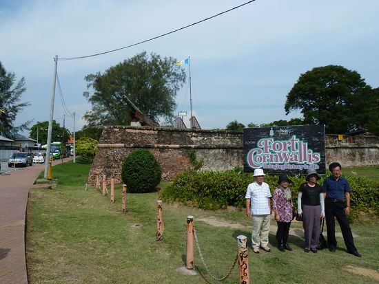 Wie der Name auf dem Schild schon sagt, das Fort Cornwallis. Die Chinesen posierten ca. 3 Minuten in der Mittagshitze mit nem Gesichtsausdruck wie nen alter Toyota Corolla.