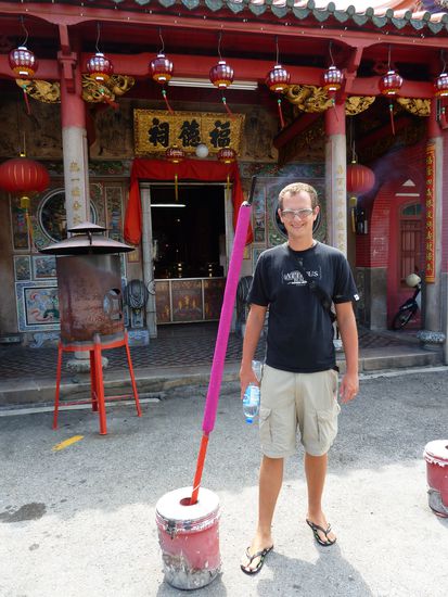 Wir haben ja schon den Geruch fünf Meter gegen den Wind wahrgenommen, aber bei den Räucher"stäbchen" kein Wunder.