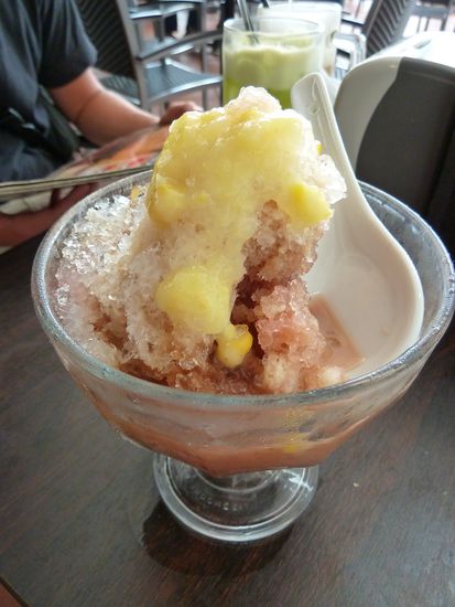 Hier etwas, was Kristin probiert hat: Aic Kacang = gecrushtes Eis mit Bohnen, Mais und Früchten (wir kannten keine davon). Hört sich crazy an, schmeckt aber nicht so übel. Sie bestellt es sich jedenfalls nicht nochmal, mir hats gefallen.