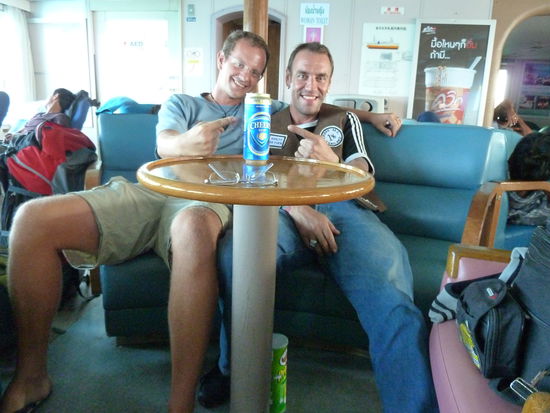 Was frü Leute man so trifft...Hier Alex mit Damon, ein Brite, der seit 4 Jahren in Thailand lebt/ arbeitet und uns die 2,5h Fahrt mit seinen Stories auf Trab hielt  Da bei gabs dann auch das ein oder andere Bierchen...