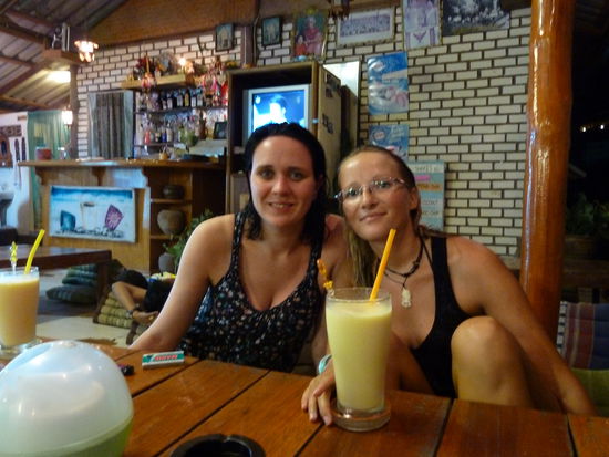 Nach ner schnellen Dusche gings dann ins Restaurant und Thai Curry wurde bestellt,  der Mangolassi war dabei ein sehr brauchbares Accessoir 
Bettty fands gut 