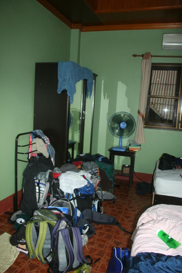 Ein 3er Zimmer mit Zusatzmatratze und ganz vielen Rucksäcken 