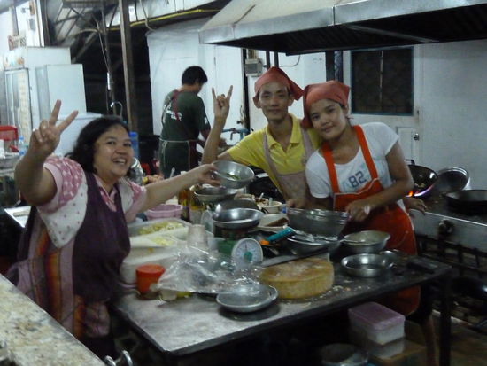 Ein Blick in die Küche eines Restaurants. Gute Stimmung sorgte für legga Essen 