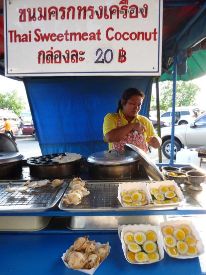 Ein leckerer Zwischensnack am Stand. Ist irgendwas gebackenes mit  leckerer Kokusnussfüllung, süß. Halt Thai Sweatmeat Coconut...