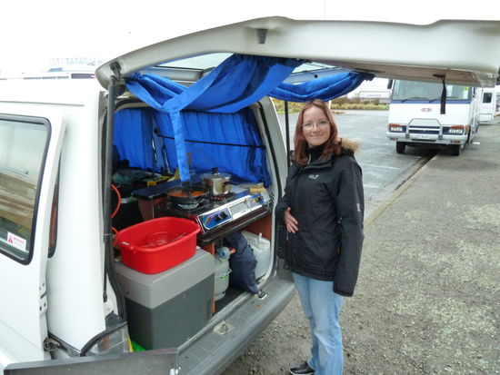 Der Plan: Reis mit Huehnchen in indischer Sauce (aus dem Glas natuerlich). Da wir riehiesen Hunger hatten und uns so krass aufs Essen gefreut haben, war es nur ein natuerlicher Umstand, dass uns waehrend des Kochens des Gas ausging...
Wir verfluchten ausgiebig die nette Dame, bei der wir den Camper abgeholt hatten. Denn sie hatte uns versichert, die Gasbuddel waere voll.... Aber hilft ja nichts: Sachen wieder eingepackt und zur Tanke gefahren, Buddel aufgefuellt und danach weiter gekocht....