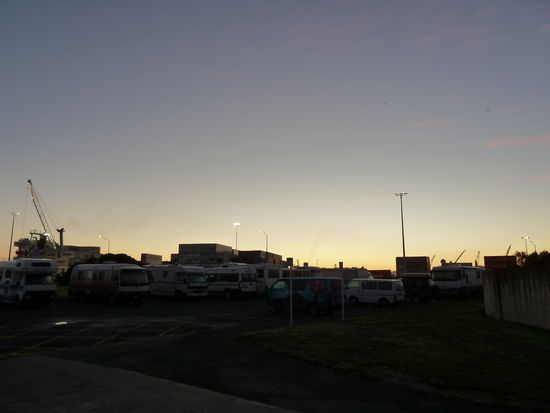 In dieser Nacht schliefen wir am Hafen auf einem Camperparkplatz for FREE. Einziges Manko: