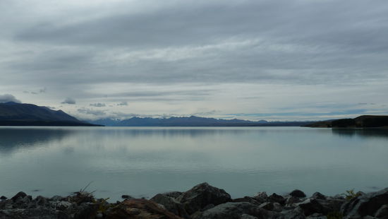 Zwischenstopp am Lake Takepo. Die hellblau-milchige Farbe ergibt sich aus geloesten Sedimenten.