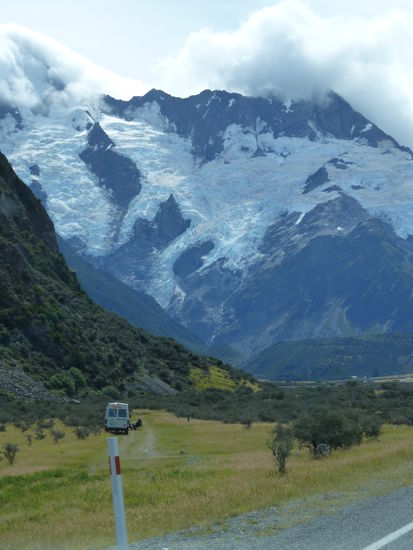 Die Fahrt allein war schon sehr beeindruckend, da sich der Berg mitsamt seinen Gletschern immer weiter vor einem aufbaut.