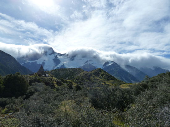 Beginn des Tracks recht gemuetlich ohne grossartige Steigung. Hier links im Bild: das Alpine Memorial.
