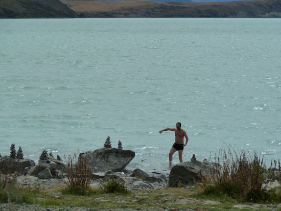 Trotz der Kaelte brachte es trotzdem ein Seminackedei fertig, sich in den See zu stuerzen. Koennte man hier Filme veroeffentlichen, so wuerdet auch ihr seine Schreie hoeren.... Hat vielleicht eine Wette verloren...