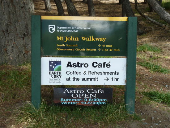 Von diesem Punkt an, bis zum Observatorium ging es ohne Ausnahme bergauf.... Anfangs war es sonnig, im Wald dann kuehl und oben auf dem Berg war es dank reichlich Briese wirklich *****kalt!!! Nach der Tortur, gabs erstmal ein Kaeffchen auf der Panoramaterasse... PS Es waere ebenfalls moeglich gewesen da hoch zu FAHREN....*huestel*