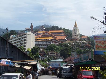 entfernter Blick auf den Kek Lok Si Tempel