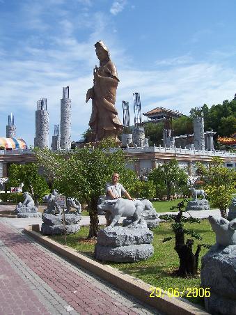 Vordergrund: Heiko und Figuren aus dem chinesichen Horoskop
Hintergrund: die bronze Statue