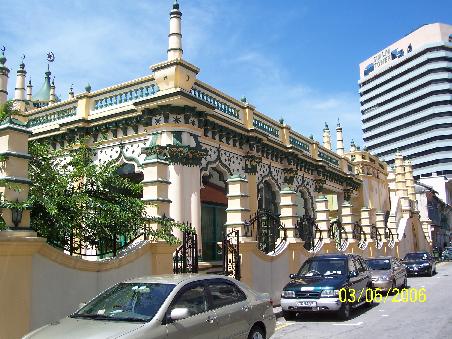 Unbekannte Moschee in Litte India und im Hintergrund der Sim Lim Tower