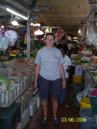 Sanne mitten im Gemuesemarkt