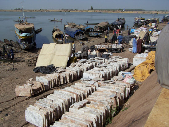 Hafen-Markt in Mopti - Salzplatten aus der Sahara