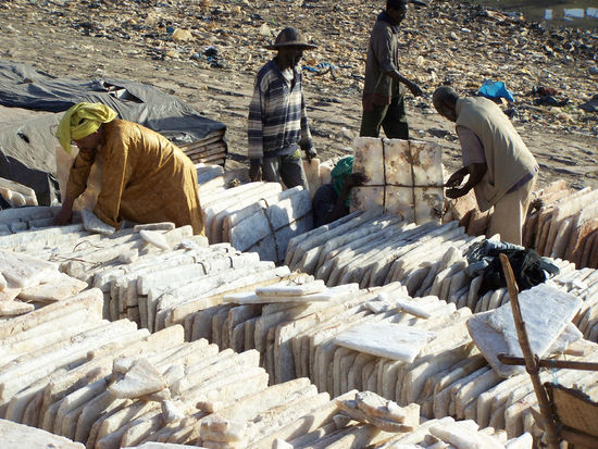 Hafen in Mopti - Salzplatten aus der Sahara
