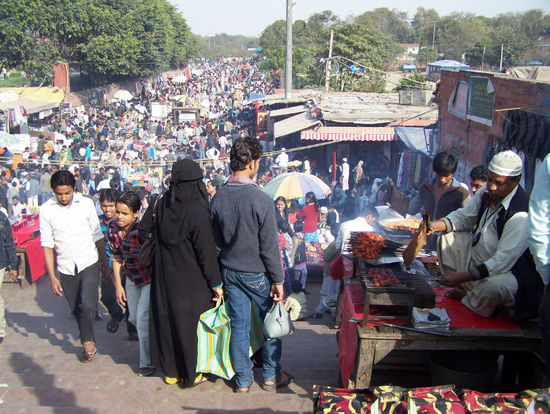 über einen belebten Basar zur Jama Maslid